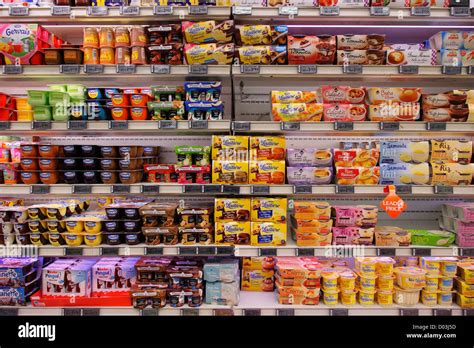 Regal mit Kinder-Desserts im Supermarkt