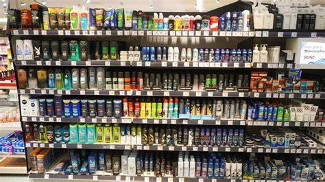 Regal mit Lakritzprodukten im Drogeriemarkt