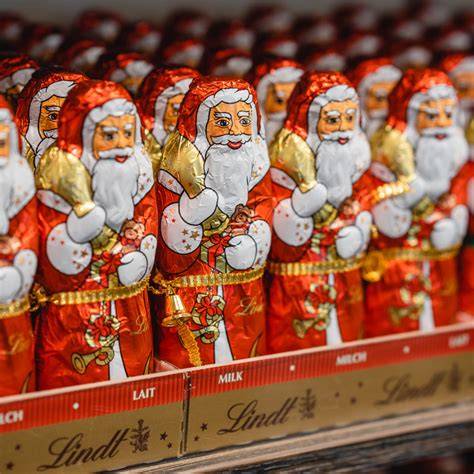 Regal mit Lindt Weihnachtsmännern und Angebots-Hinweisen in einer Discount-Filiale