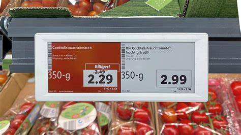 Regal mit Oster-Schokoladen in Supermarkt, reduzierte Preisschilder