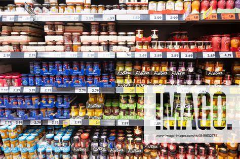 Regal mit REWE Bio Honigsorten im Supermarkt