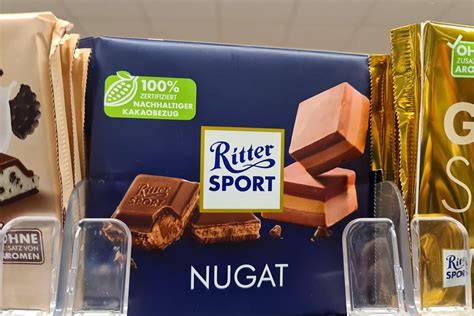 Regal mit Ritter Sport Sondereditionen und Werksverkauf-Angeboten