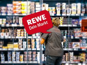 Regal mit Süßwaren und Eigenmarken bei Aldi
