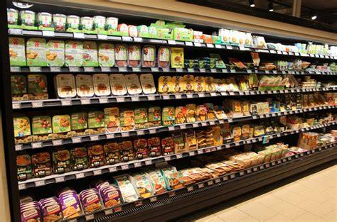Regal mit Sonderangeboten und Aktionspreisen bei Edeka
