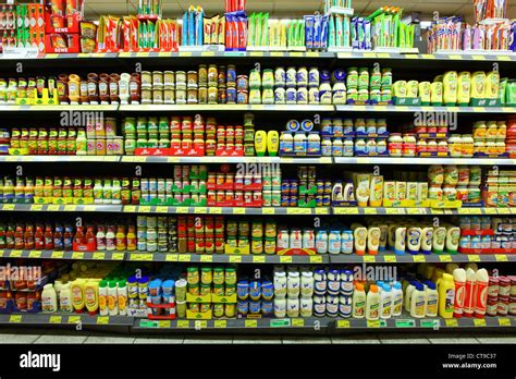Regal mit Sonderangeboten verschiedener Supermarktketten
