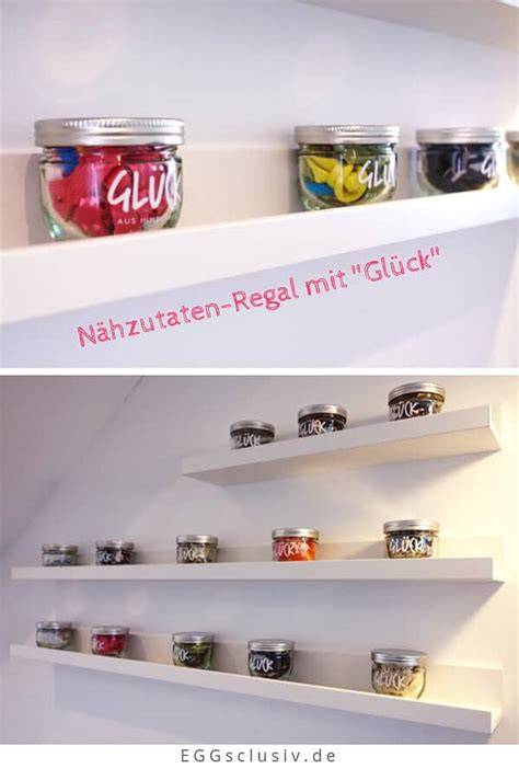 Regal mit beschrifteten Marmeladengläsern in kühler Speisekammer