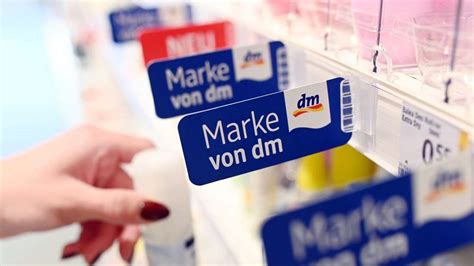 Regal mit dm Eigenmarken und Bio-Aufstrichen