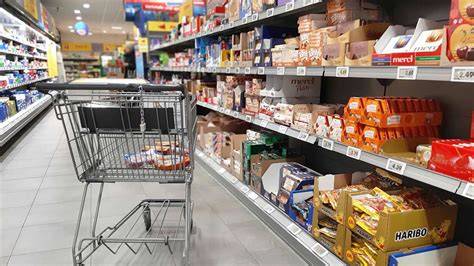 Regal mit kalorienarmer Schokolade und Süßwaren bei EDEKA