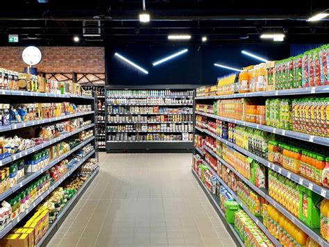 Regal mit limitierten Aktions-Schokoladen im Supermarkt