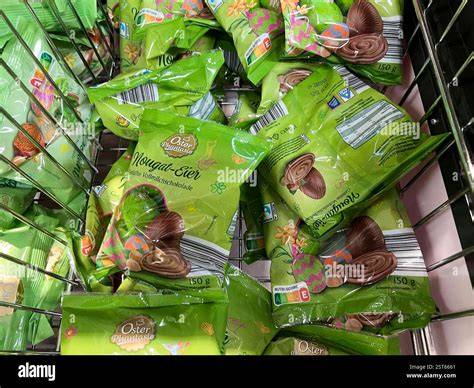 Regal mit limitierten Dubai-Schokoladen beim Discounter