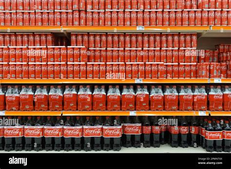 Regal mit verschiedenen Coca‑Cola‑Produkten (Classic, Light, Zero)