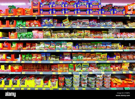 Regal mit verschiedenen Schokoladensorten im Supermarkt