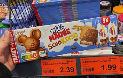 Regal-Übersicht: Orange dominierende Keks- und Snackverpackungen mit Sortencodierung