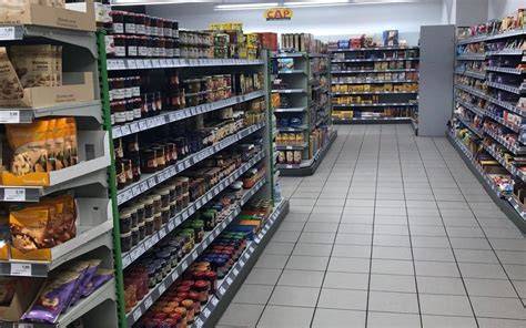 Regalansicht mit verschiedenen türkischen Kekssorten im Supermarkt