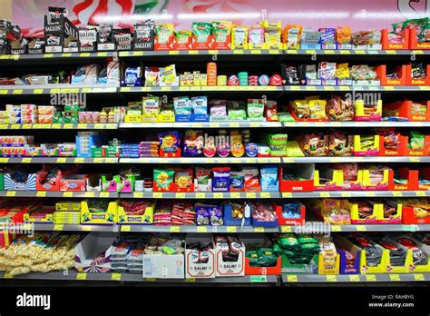 Regale mit Halal-Süßigkeiten im Spezialgeschäft
