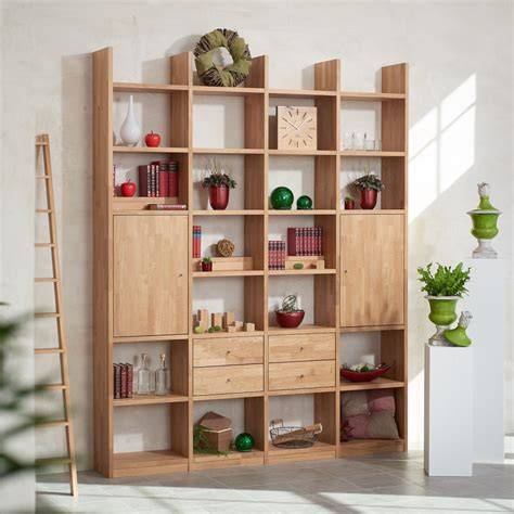 Regale mit Tiefkühl-Produkten und Aktionspreisen