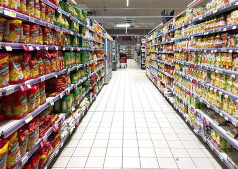 Regale mit zuckerfreien Produkten in deutschen Supermärkten
