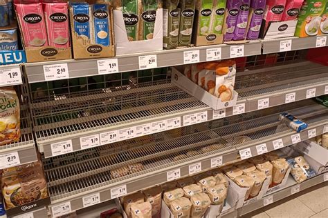 Regale verschiedener Händler mit Kaffeepads (Lidl, REWE, Netto)