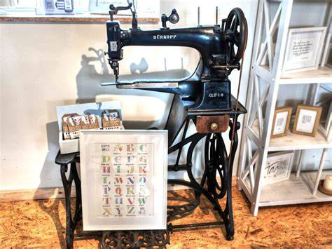 Regalfächer mit handgemachten Produkten und Second-Hand-Artikeln