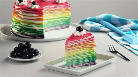 Regenbogen Crêpe Torte aufgeschnitten (Anschnitt zeigt bunte Schichten)