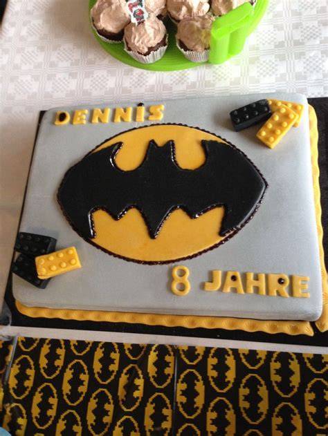 Regenbogen-Biskuit für Batman-Torte