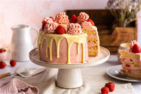 Regenbogen-Kastenform-Monster mit grüner Ganache