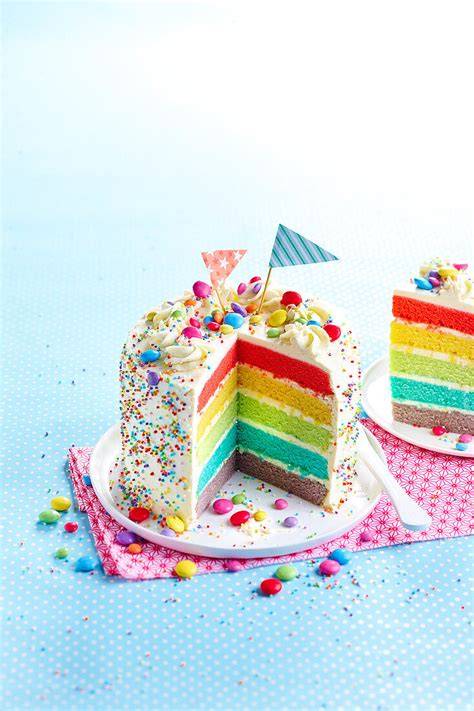 Regenbogen-Torte angeschnitten