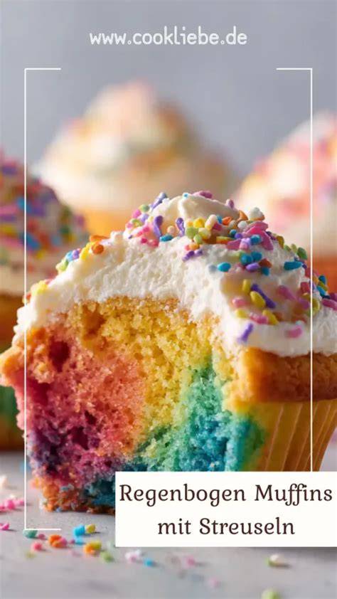 Regenbogen-Waffeln, bunt angerichtet auf einem Teller, dekoriert mit Sahne und Streuseln