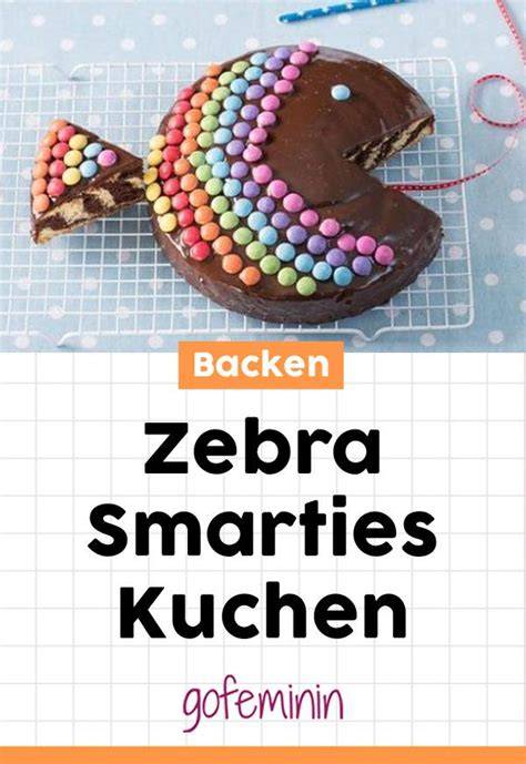 Regenbogenfisch-Kuchen mit bunten Smarties dekoriert