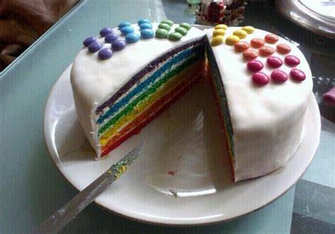 Regenbogentorte Tupfoptik in Arbeit