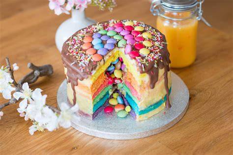 Regenbogentorte angeschnitten: bunte Schichten sichtbar