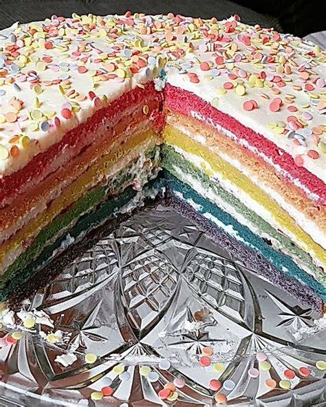 Regenbogentorte im Anschnitt