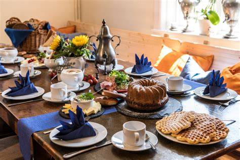 Regionale Spezialität Grillagetorte auf bäuerlicher Kaffeetafel