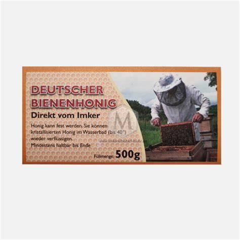 Regionaler Imker mit Honiggläsern und Etiketten