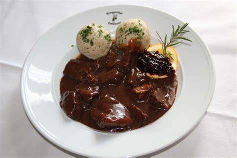 Rehragout mit dunkler Schokolade und Beilagen