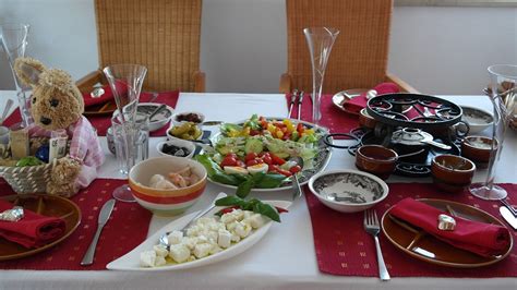Reich gedeckter Tisch mit Honiggerichten und Familienmitgliedern am Essen