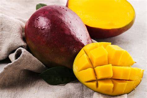 Reife Mango auf Pflanzenzweig