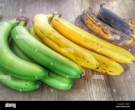 Reifegrade von Bananen: grün bis braun