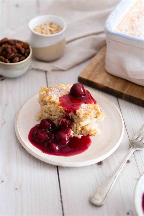 Reisauflauf mit Beerenmarmelade im Backofen