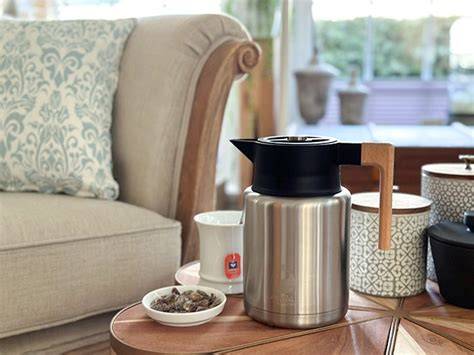 Reise-Kaffee: Kaffeestick neben einer Thermoskanne