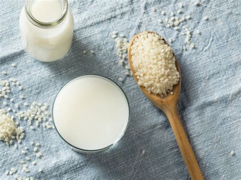 Reismilch und Puddingpulver auf Arbeitsfläche