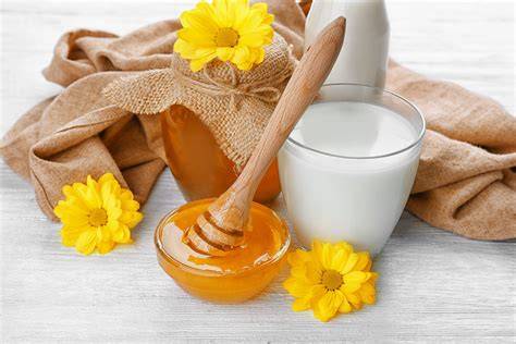 Reisschüssel mit Milch und Honig