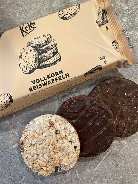 Reiswaffel mit dunkler Schokolade auf Teller
