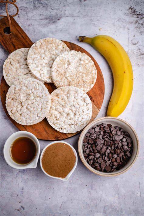 Reiswaffeln mit Banane und Schokolade, Zutaten und fertige Snacks