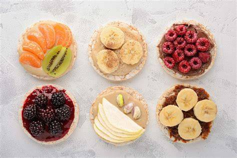 Reiswaffeln mit verschiedenen Toppings, z.B. Beeren und Nüssen