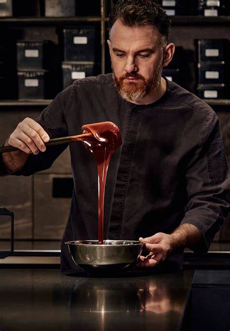 René Frank bei der Kreation eines Desserts im CODA