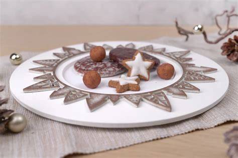 Rentier-Kekse kreativ dekoriert auf einem Weihnachtsteller