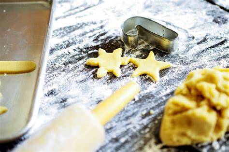 Rentier-Kekse mit Salzbrezel-Geweihen auf Backblech, Nahaufnahme