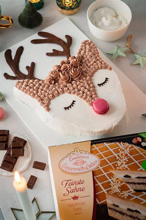 Rentier-Torte mit Schokogehörn und Macaron-Nase dekoriert