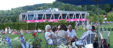 Restaurant-Terrasse mit Blick in den Viba Park und nougatinspirierte Speisen